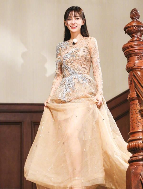 杨颖一身裸色长裙走淑女风，看着人要犯密集恐惧症