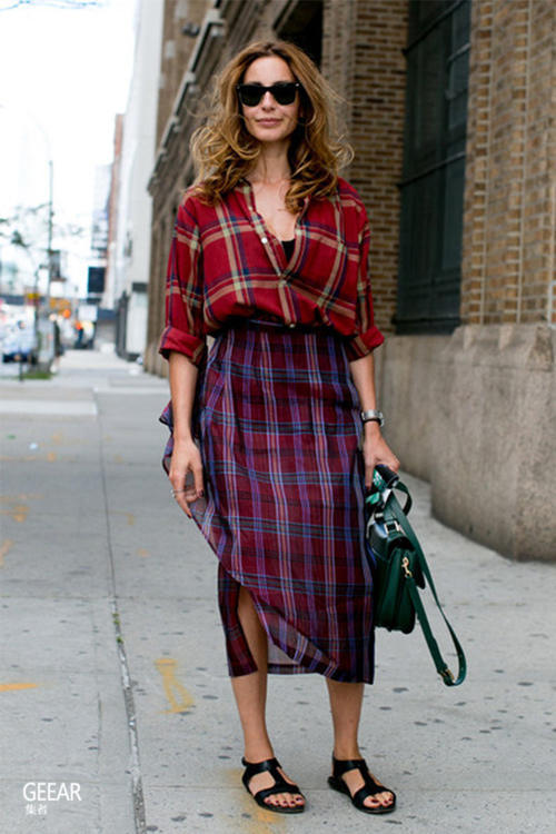 让时尚达人教你把格子裙怎样穿出经典时髦感!
