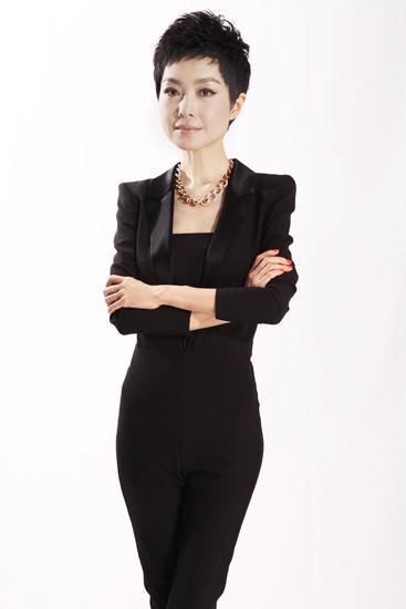 换发型要慎重!张天爱年轻10岁，鲁豫年轻20岁，韩雪却被打回原形