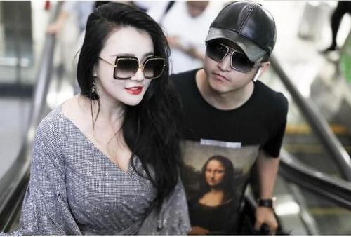 冉莹颖连体裤凹造型，上围太抢镜了，网友：邹市明真有福