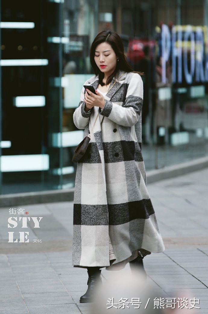 重庆街拍，黑色皮大衣搭配黑色紧身裤，可美丽可酷帅系列!