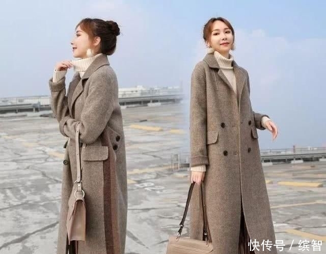 「大衣」建议:聚会时千万别穿羽绒服,大衣+毛衣+瘦瘦袜,美到犯规