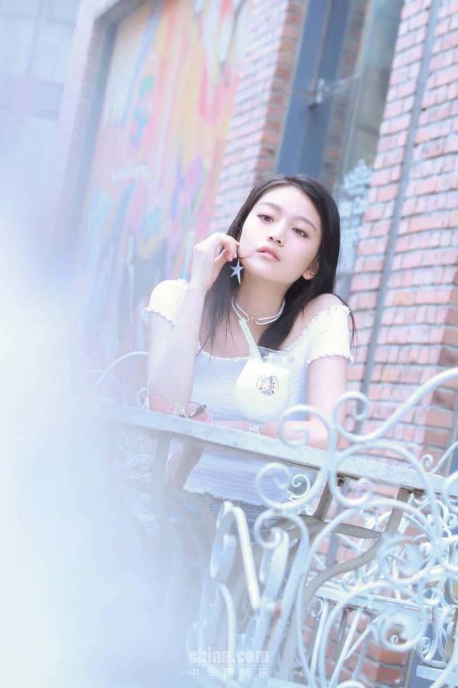 水晶夏日街拍秀长腿 满分笑容彰显青春无敌