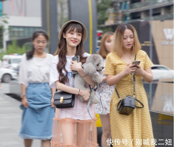 街拍街上美艳的姑娘,图三以“傲人”的身材优势,绝对胜出!