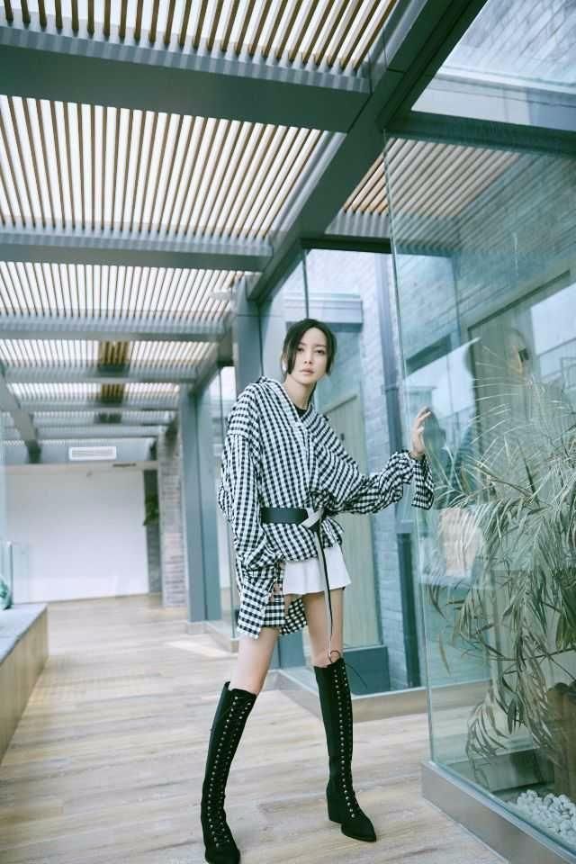 于文文的颜值太有“攻击性”了，无论穿裙装还是长裤都自带霸气！