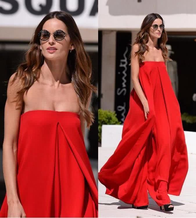 世界杯来了维密超模!上衣露脐“炫腹”下衣蕾丝超短，身材火辣!