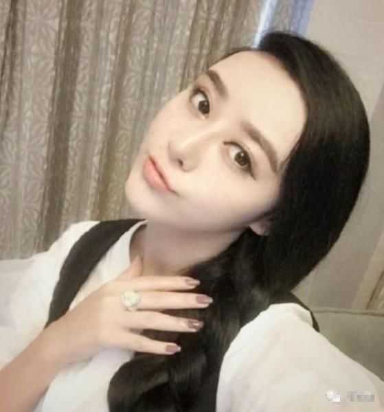 黄奕的前夫微博上发了一张照片，范冰冰躺枪！并配文：这是谁啊？