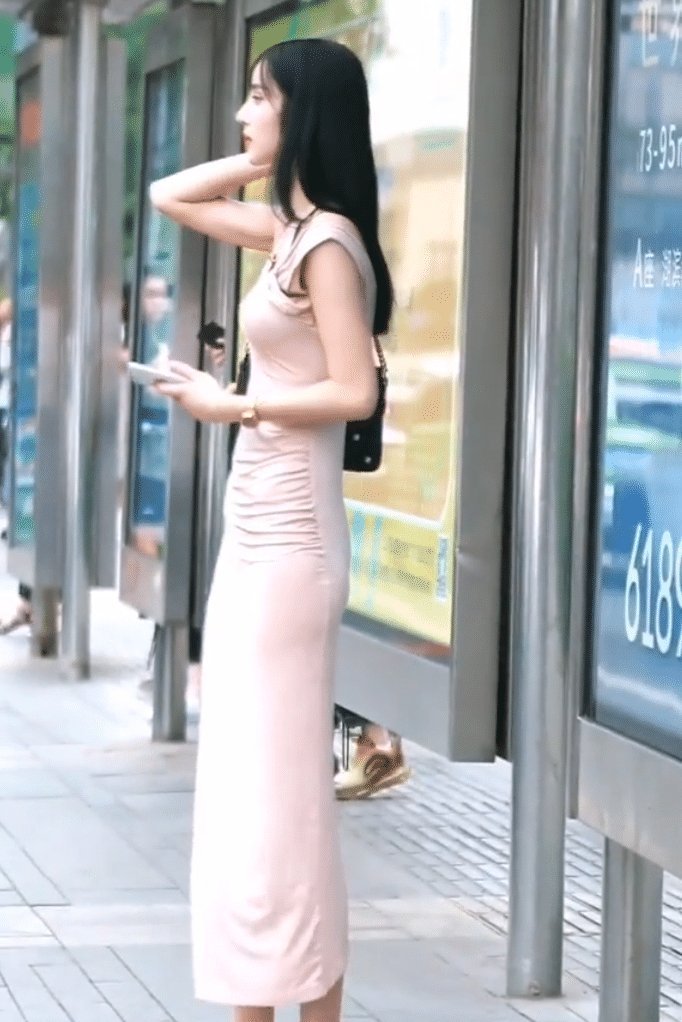  美女|美女那么好看的包臀长裙，为什么就是不肯穿高跟
