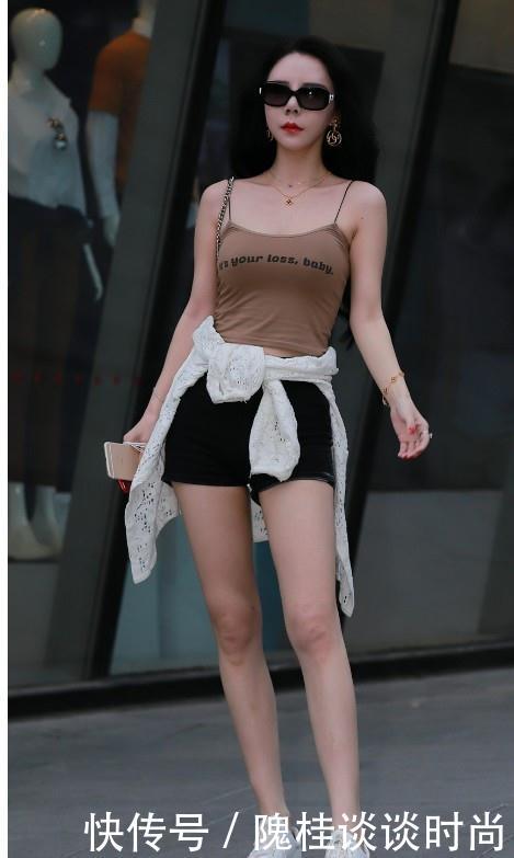 街拍:时尚辣妈黑色热裤的勾勒修长美腿,性感蛮腰盈盈一握!!