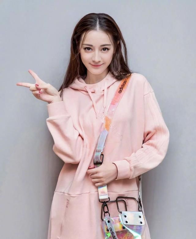  「格纹外套」粉嫩小仙女的日常穿搭:谁说长大就不能可爱了!心动值满分