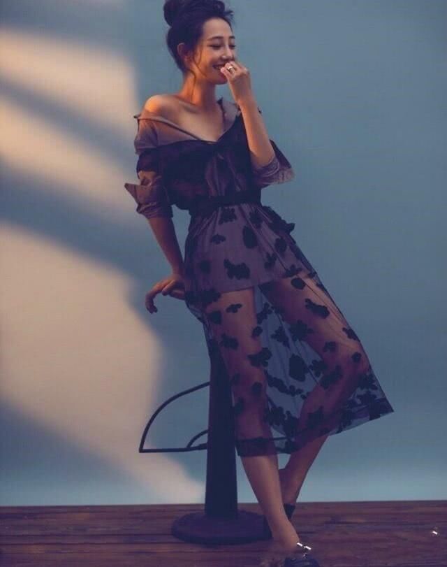 白百何终于瘦下来了！穿高开叉裙配高跟凉鞋，大长腿很惊艳！