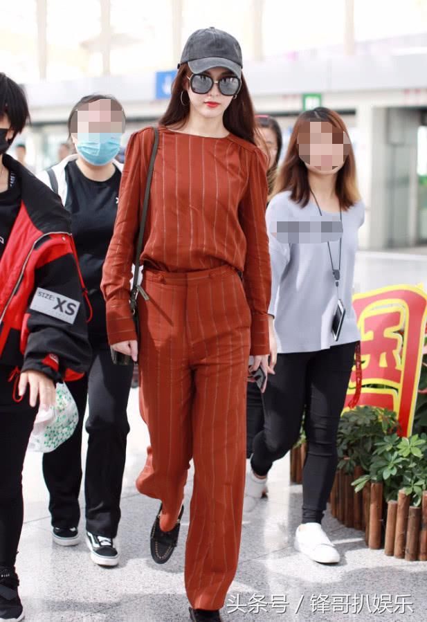 唐嫣又瘦了?裤头宽的包不住衣服,再不系个皮带快挂不住腰了!