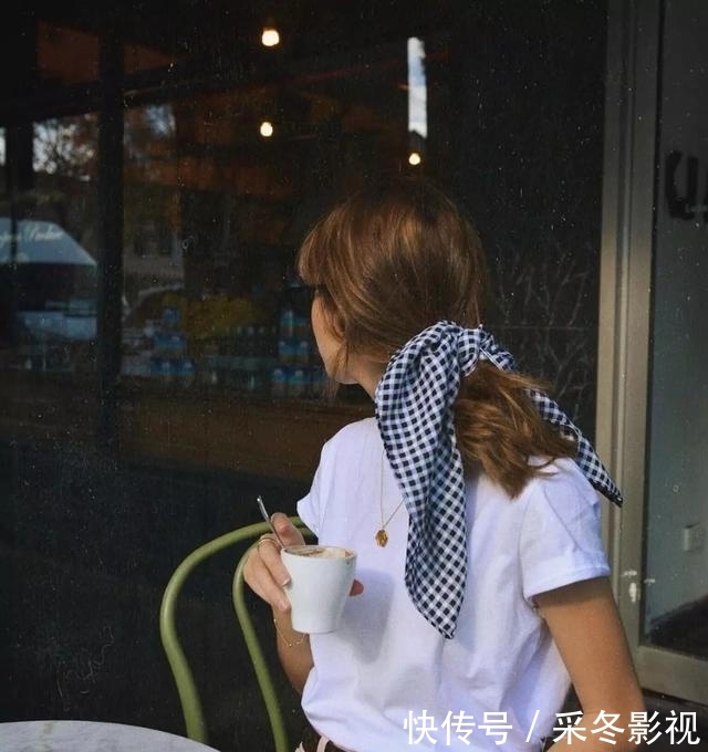 「丝巾的搭配」最近这几种丝巾“系法”火了,这样系,时尚又吸睛,赶紧收藏了!