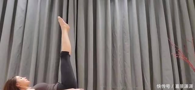 「打通」何炅宅家打通厨艺任督二脉 ,做泡面饼获赞,明星在家也这么会穿