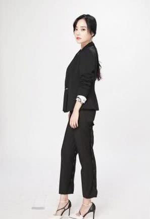 扮嫩只服李小璐！露脐装+热裤36岁嫩成16岁，网友：又做头发了？