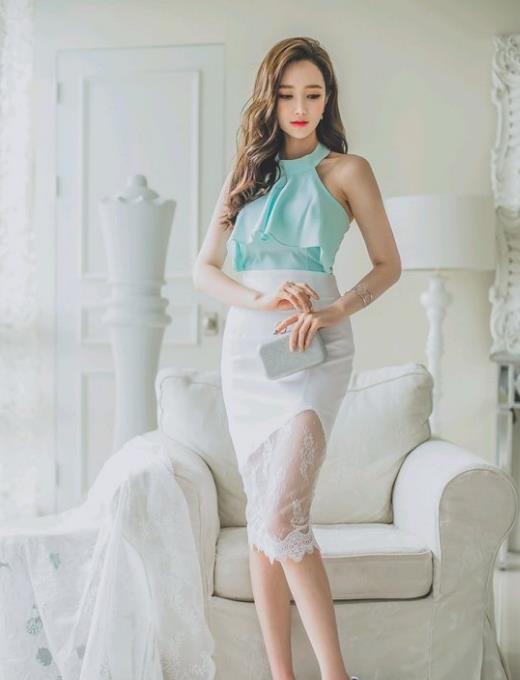 白色|李妍静,一件浅绿色背心配白色半身裙