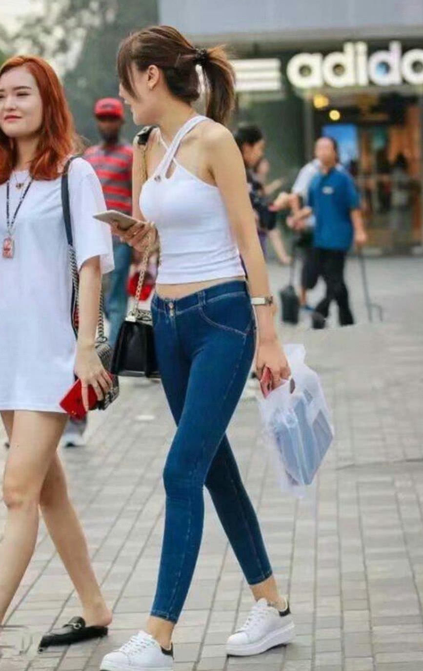 牛仔裤帮小姐姐创造修长身材，优美的腿部线条