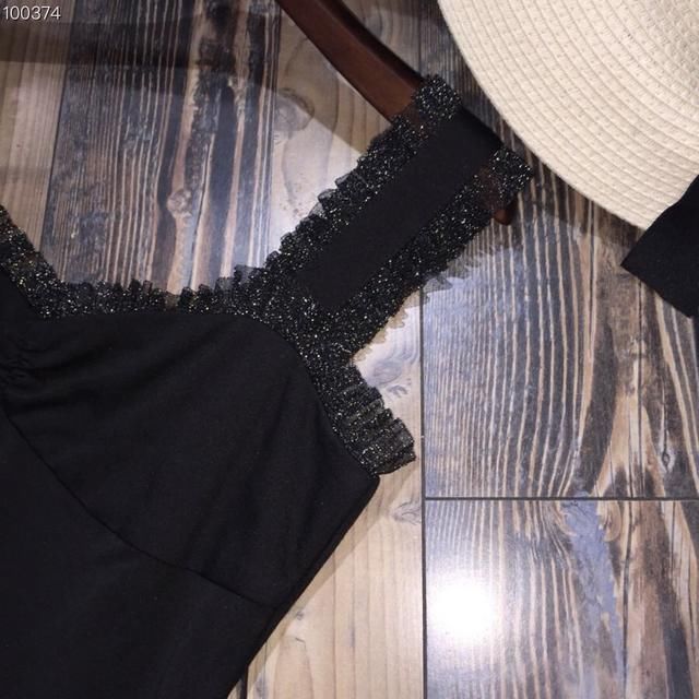 风华绝代御姐，露肩低领长裙穿搭，飘逸又女人味十足！