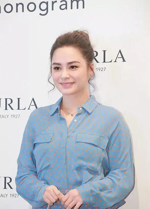  『大气』阿娇终于穿对了，蓝色波点衬衫配半身裙优雅大气，看不出有130斤