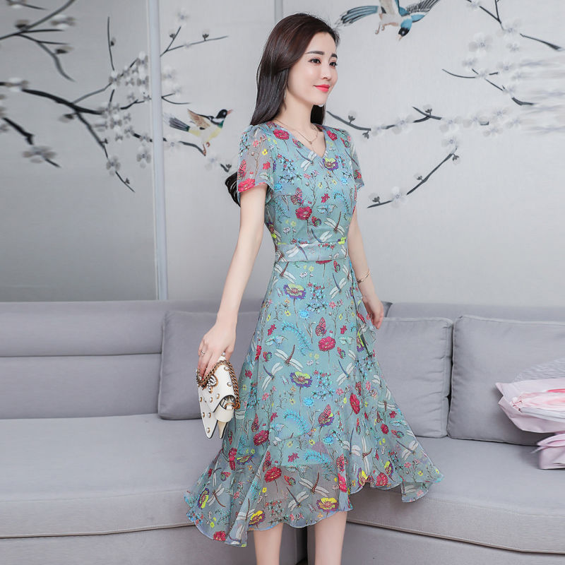 40岁女人不要穿的太复杂，这些简单的连衣裙，成熟稳重有女人味