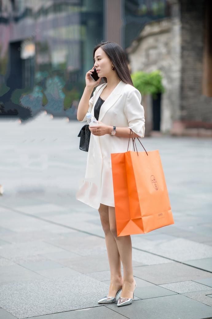 街拍:秋季美女们花式穿衣，大秀妖娆身姿，赚足了路人眼球!