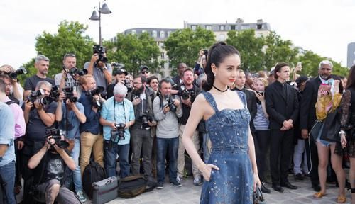  「真的」Angelababy真的漂亮！穿牛仔刺绣长裙高挑纤细，看上去知性魅力