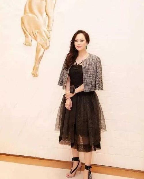  女性朋友@章小蕙穿搭真高级！网格套装端庄大气，搭配大波浪卷发风情万种