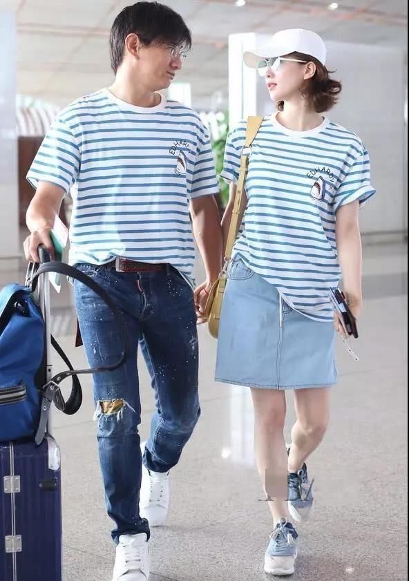 吴奇隆夫妇穿情侣装，两人小腿竟然一样粗，说她练芭蕾我信了