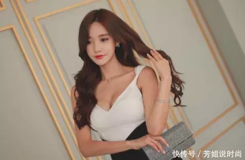 紧身包臀裙：时尚飘逸的年轻美女，甜美显气质，魅力十足！