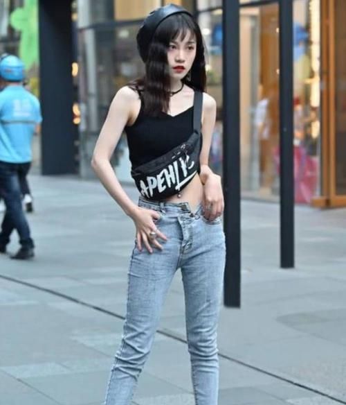  『美女』街拍：皮肤白皙的美女，一件吊带背心配黑色短裤，时尚魅力十足