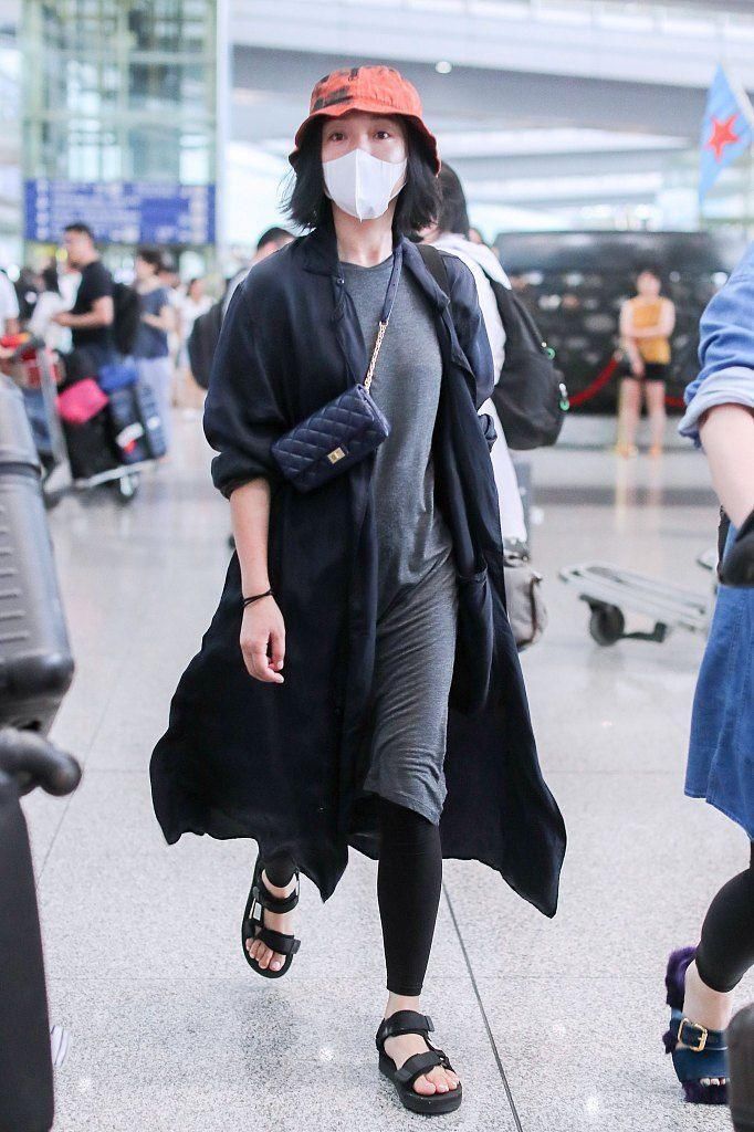 休闲凉鞋硬是穿成增高鞋，周迅为了显高，也不管好不好看了!