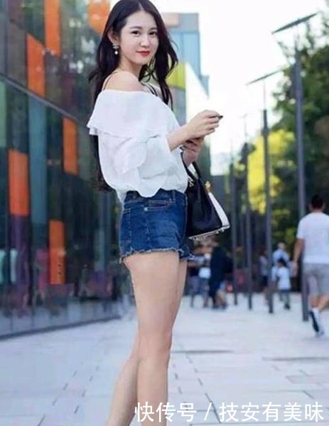 「气质」街拍美女:身材曼妙的小姐姐,搭配吊带连衣裙,性感魅力十足!