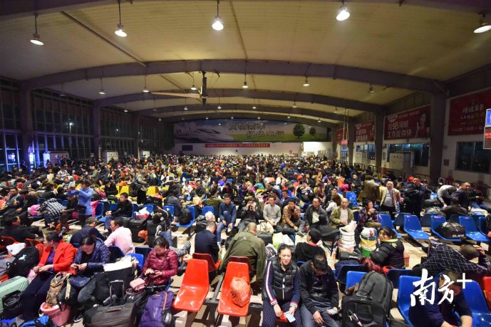 深圳春运首趟列车开出，2320名来深建设者启程返乡!