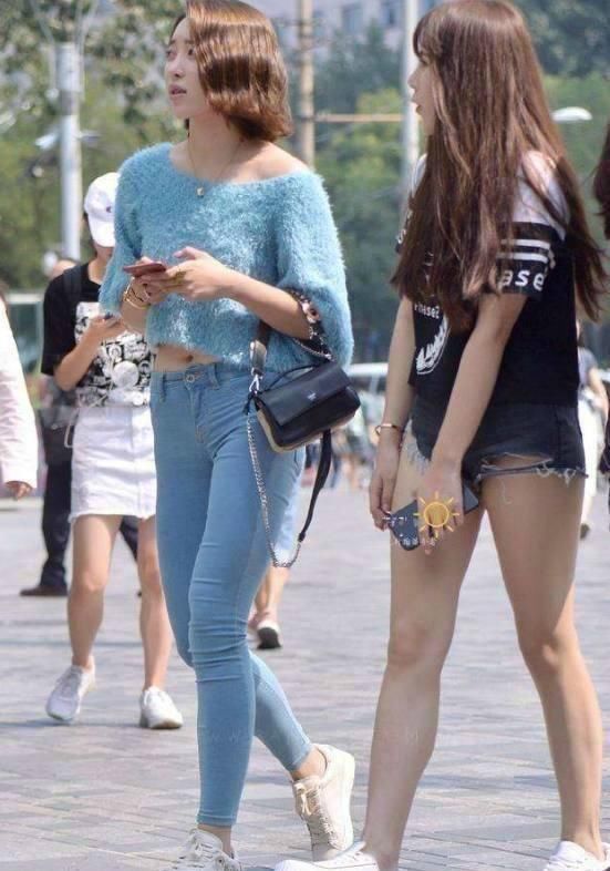 街拍，我一直担心，图2的牛仔裤在穿的时候脚会不会从破洞伸出