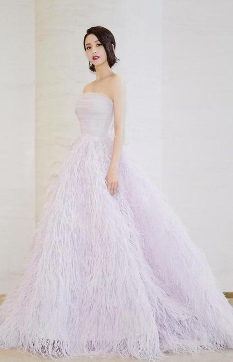 佟丽娅真是豪放！深V裙信手捏来，网友：不愧是360度无死角美女