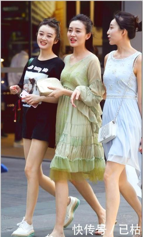 『小姐姐』街拍:活泼可爱的小姐姐,努力的憋笑也太可爱啦!