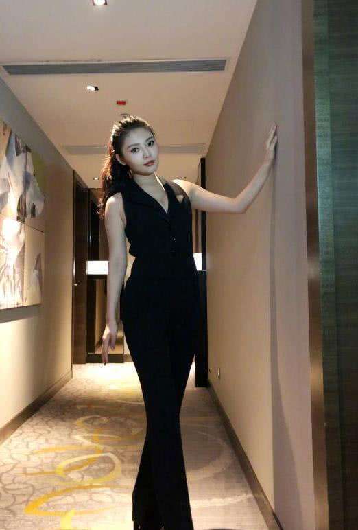 徐冬冬发福了? 竟把自己打扮成“大妈”, 该减肥了!