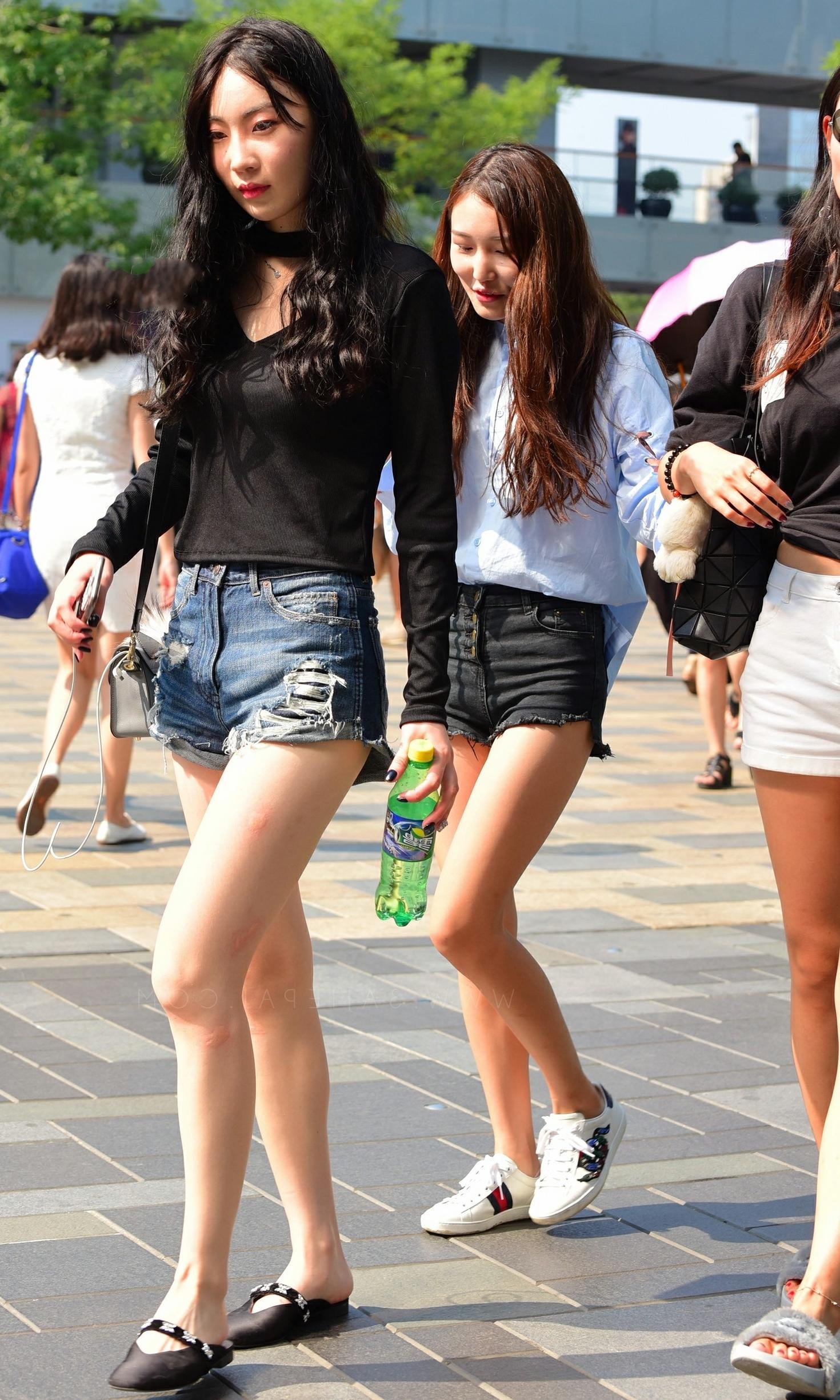 三个时尚小姐姐街头魅力爆棚，网友：这两个抽烟的小姐姐太霸气了