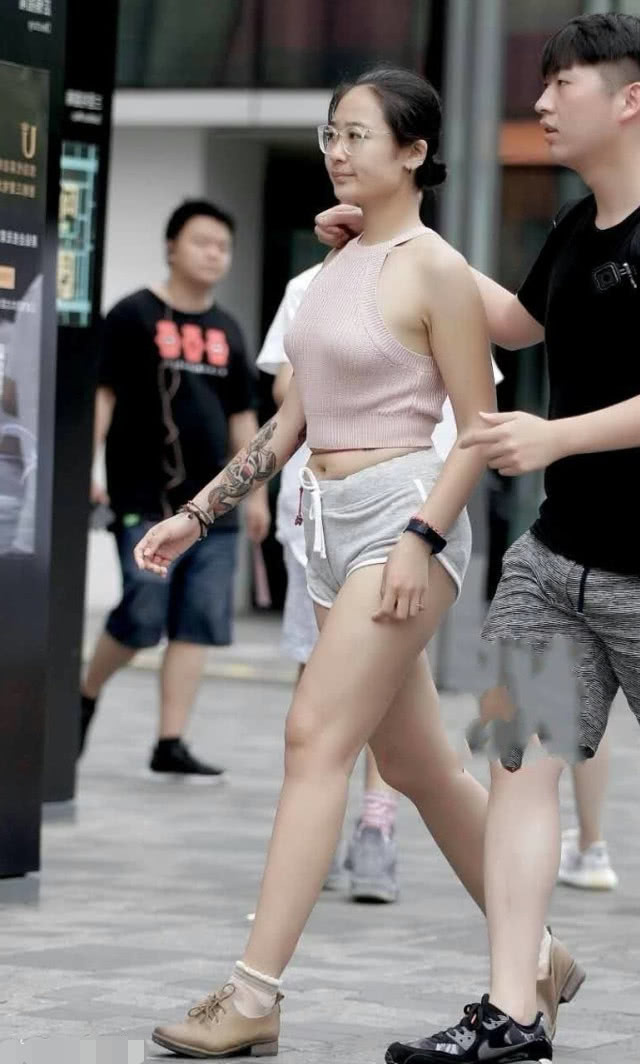 肉感小女神和男友逛街，热裤秀丰满的双腿和浑圆的臀线，男友好福