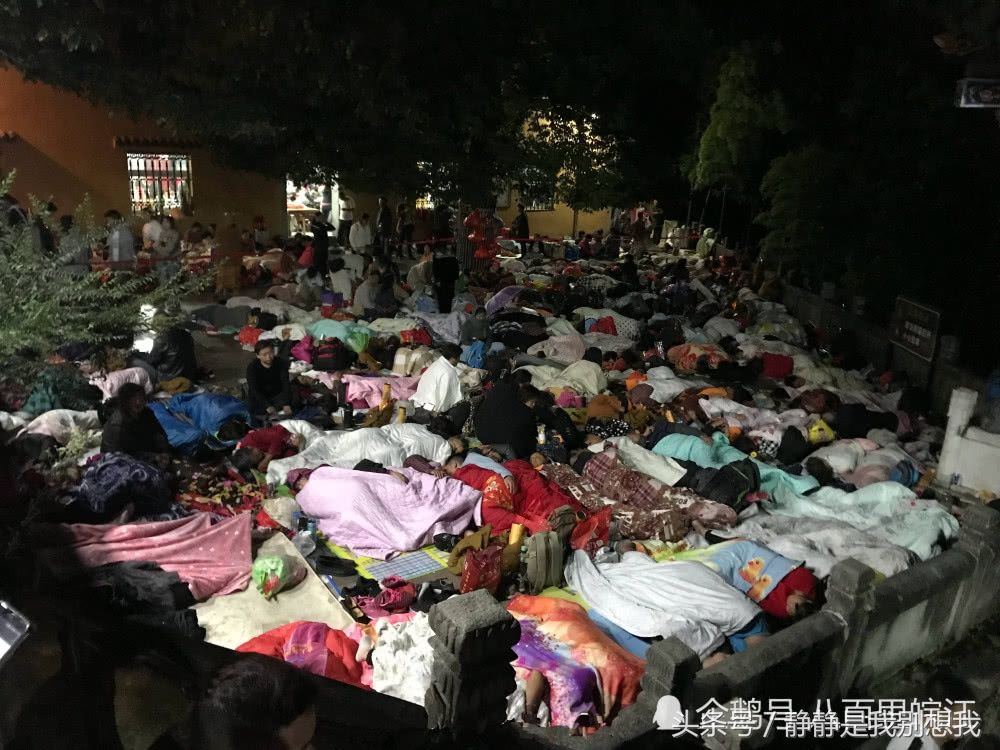 地藏王菩萨1323年诞辰日 数万佛系游人涌入九华山打地铺敬香