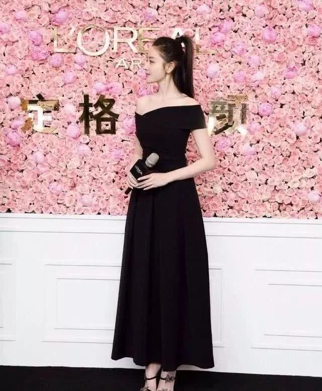  『吃香』百褶裙不吃香了，今年超火的一种裙子叫“小黑裙”，穿出去美炸街