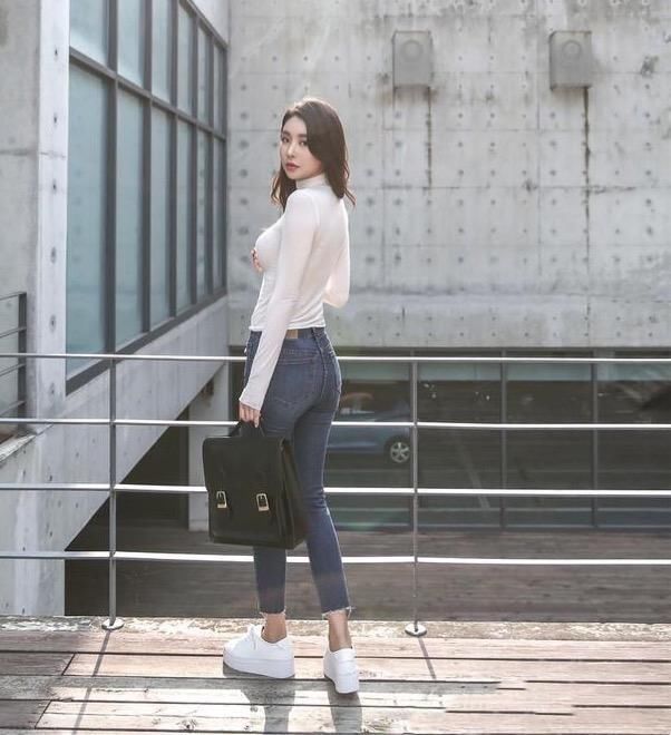 牛仔裤使美女迷人 的身材与魅力完美融合，彰显女性时尚甜美气质