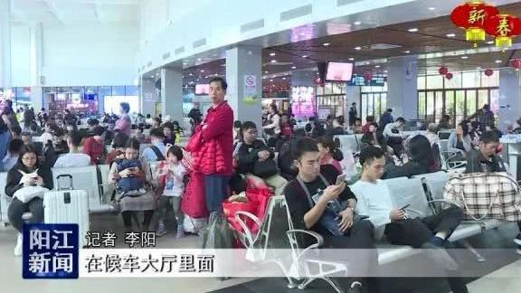 返程高峰，堵在路上也要吃米饭！老司机带电饭煲、米饭上高速！