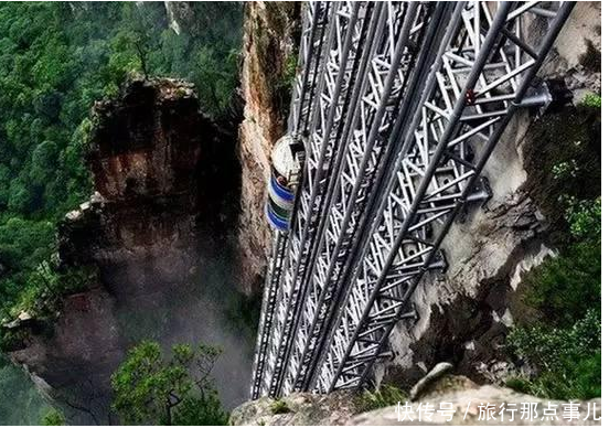 世界最危险的观光电梯,悬挂上在悬崖边上,雄伟的建筑位于中国