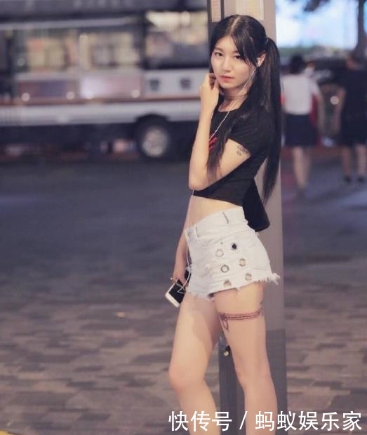 「 设计」让小姐姐从头美到脚,二狗街拍集:一字带高跟凉鞋充满时尚感