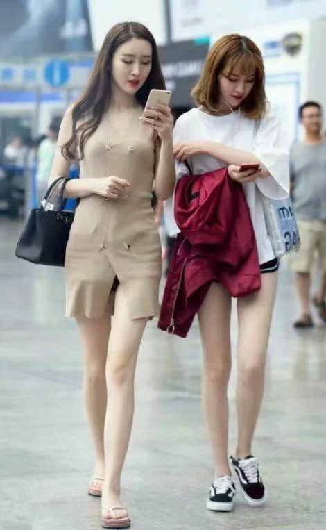 街拍: 各种短裙、短裤、包臀裙, 演绎着你的性感美!