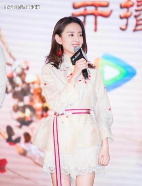 38岁董洁名不虚传！白纱短裙长腿晃眼，网友：果然是民国冷清秋