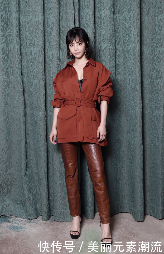 蔡依林厉害了！一条裤子小腿处全靠拼接而成，网友：不愧是设计师