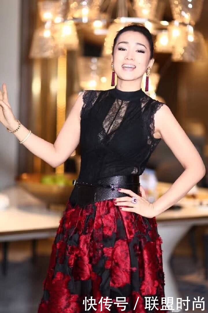 巩俐穿牛仔裤现身，却系了条70年代的皮带，网友：肚腩更明显！