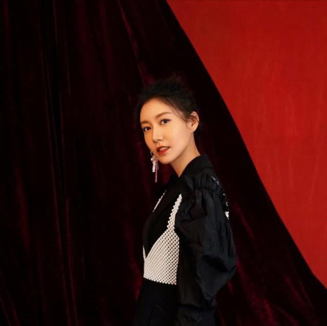  少女：林小娘高露短上衣配修身裙甜美又可爱，简直就是少女